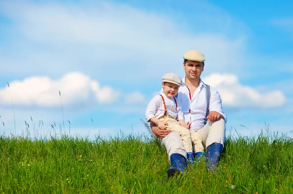 Mutlu baba ve oğul yeşil sahada — Stok fotoğraf