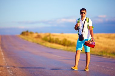 genç insan yaz yolda seyahat