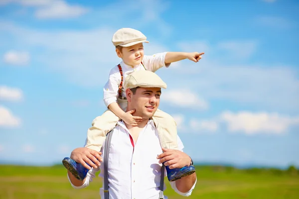 Portret van vader en zoon op het platteland — Stockfoto