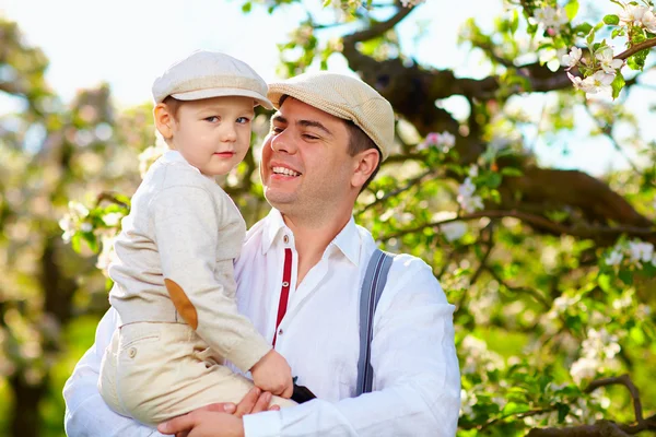 Retrato de familia feliz en el jardín de primavera manzana —  Fotos de Stock