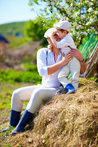 Far och son att ha kul på gården, landsbygden — Stockfoto