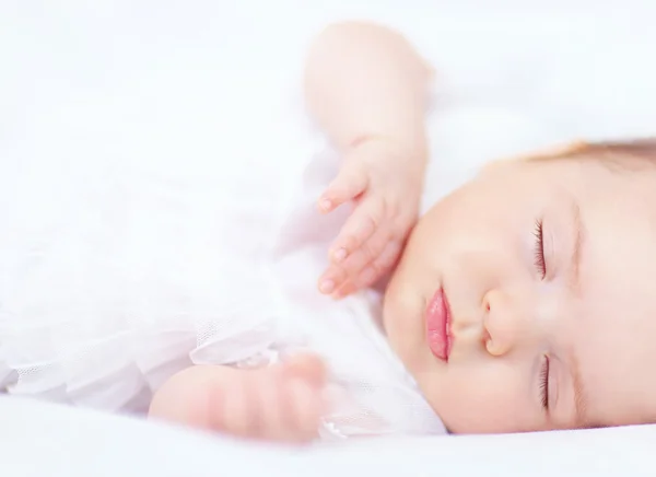Mooie babymeisje slapen, twee maanden oud — Stockfoto