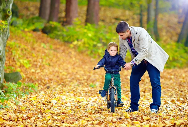 Vater bringt Sohn das Fahrradfahren bei — Stockfoto