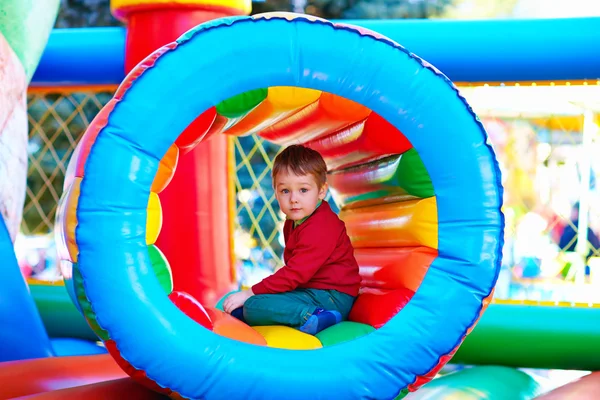 Gelukkige jonge geitjes spelen op opblaasbare attractie Speeltuin — Stockfoto