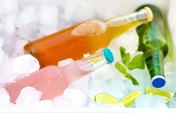 Bebidas coloridas refrigeradas en la caja de hielo. fiesta de verano — Foto de Stock