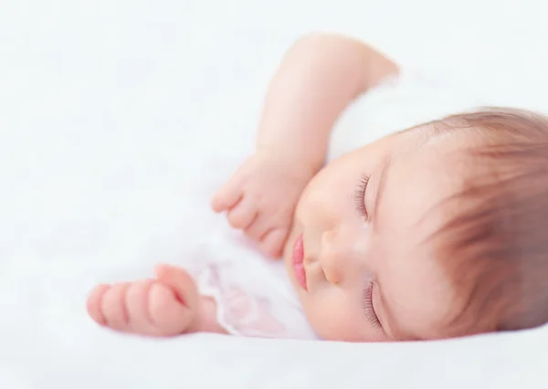 Hermosa niña durmiendo en blanco —  Fotos de Stock