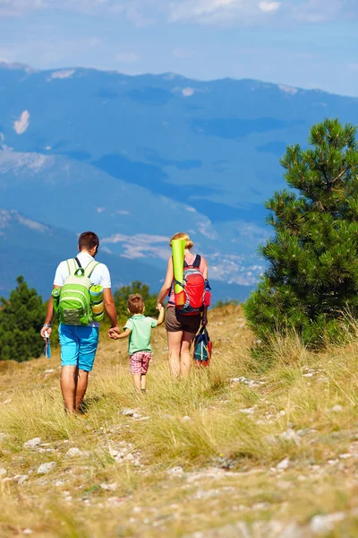 Familie reizen door de bergen — Stockfoto