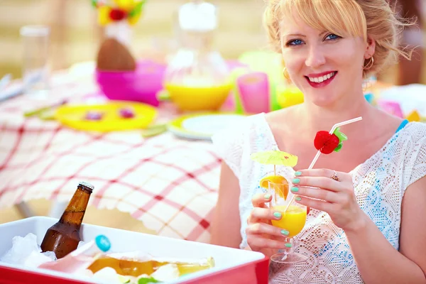 Ragazza felice sul partito di pic-nic estivi — Foto Stock