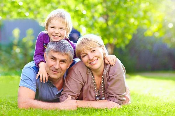 Famiglia felice insieme nel parco estivo — Foto Stock