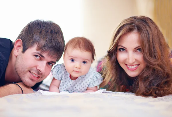 Glückliche Familie mit Baby-Mädchen zu Hause — Stockfoto