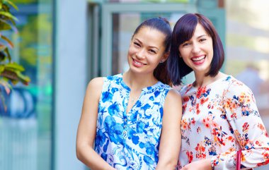 açık havada mutlu güzel bir kadın portresi