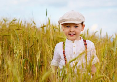 gülümseyen yakışıklı buğday alan yürüyüş