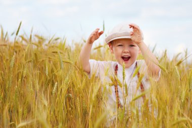 buğday alanında çalışan mutlu çocuk