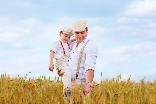 Far och son, jordbrukare på vete fält — Stockfoto