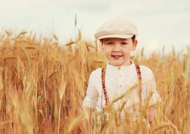gülümseyen yakışıklı buğday alan yürüyüş