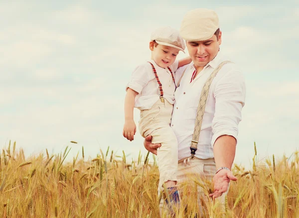 Père et fils, agriculteurs sur le champ de blé — Photo