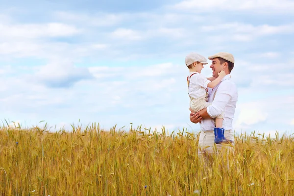Família agricultor feliz no campo de trigo — Fotografia de Stock
