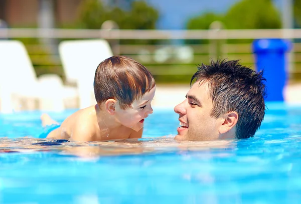 Família feliz na piscina de verão — Fotografia de Stock