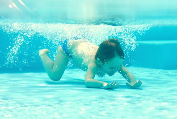 Glückliches Kind taucht unter Wasser im pool — Stockfoto