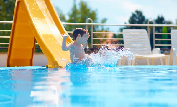 Menino bonito garoto se divertindo no slide de água — Fotografia de Stock