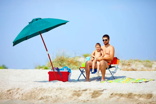Famiglia felice sulla spiaggia estiva — Foto Stock