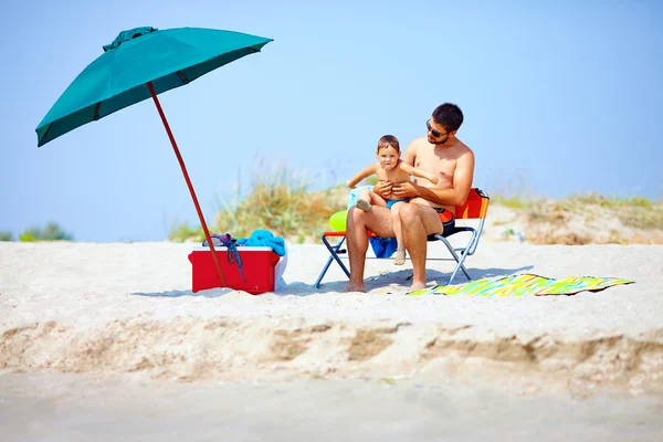 Lycklig familj på sommarstranden — Stockfoto