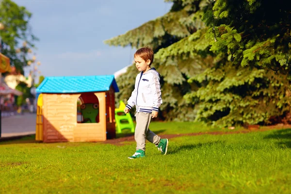 Chłopiec bawi się w pobliżu domu zabawka — Zdjęcie stockowe