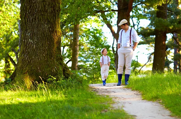Apa és fia, az erdei sétaút — Stock Fotó