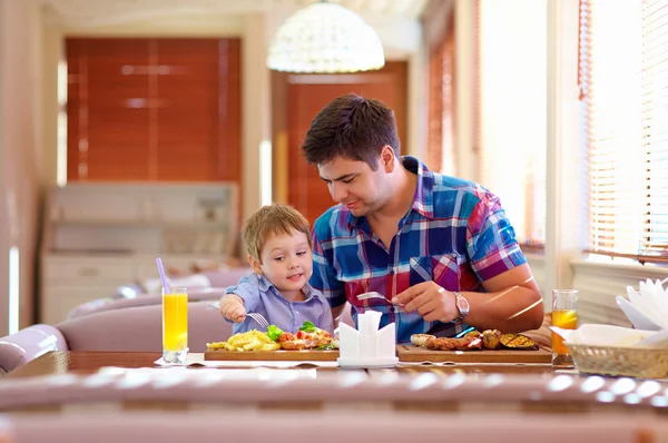 Pai e filho têm um jantar no restaurante — Fotografia de Stock