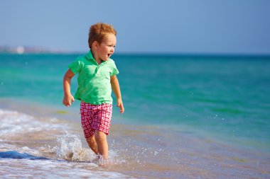 sevimli çocuk deniz plajda eğlenmek