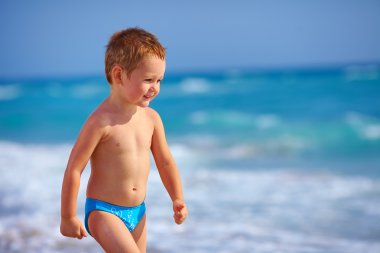 sevimli çocuk deniz plajda eğlenmek