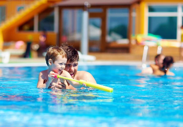 Apa és fia érzik magukat a medence — Stock Fotó