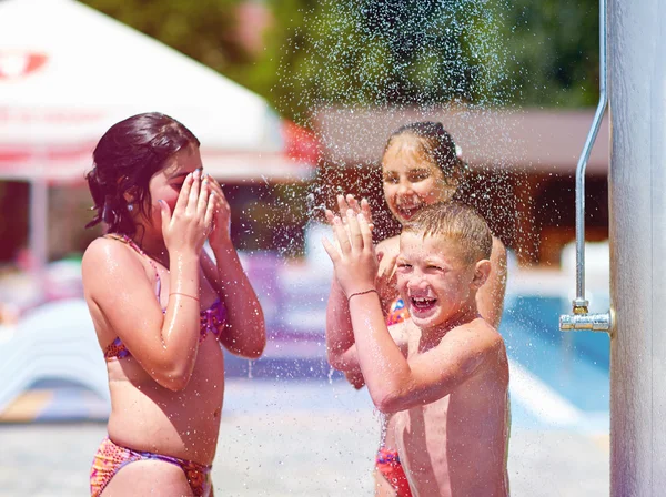 Opgewonden jeugdvrienden onder zomer douche — Stockfoto