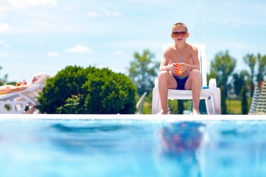 genç oğlan havuzun rahatlatıcı