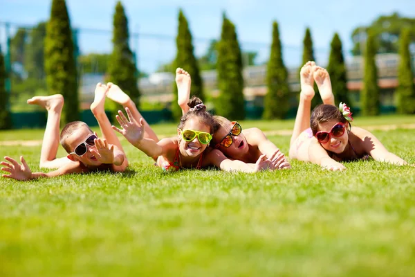 Skupina happy dospívající přátel těší letní — Stock fotografie