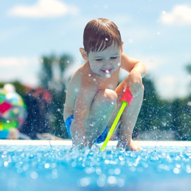 eğleniyor, havuzun oynarken sevimli çocuk