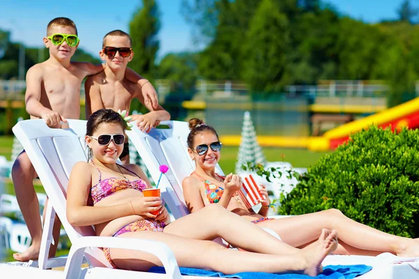 Grupp tonåriga barnen njuter av sommaren i vattenpark — Stockfoto