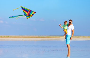 uçurtma ile oynarken aile yaz aylarında