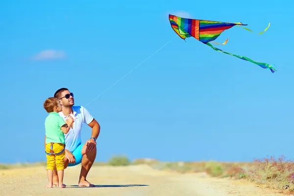 Familie spelen met kite, zomervakantie — Stockfoto