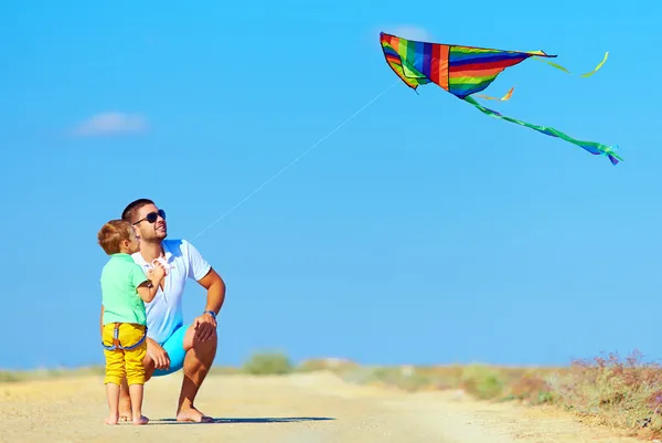 Família brincando com pipa, férias de verão — Fotografia de Stock