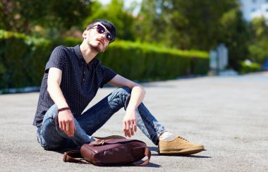 genç yetişkin çocuk yere poz