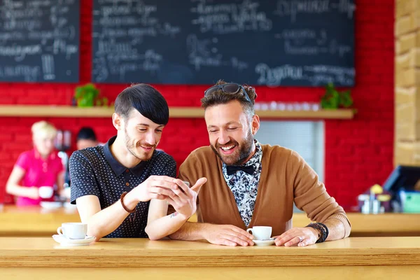 Två manliga vänner sitter i café — Stockfoto