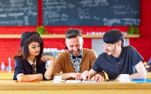 Happy vänner sitter i café, studera — Stockfoto