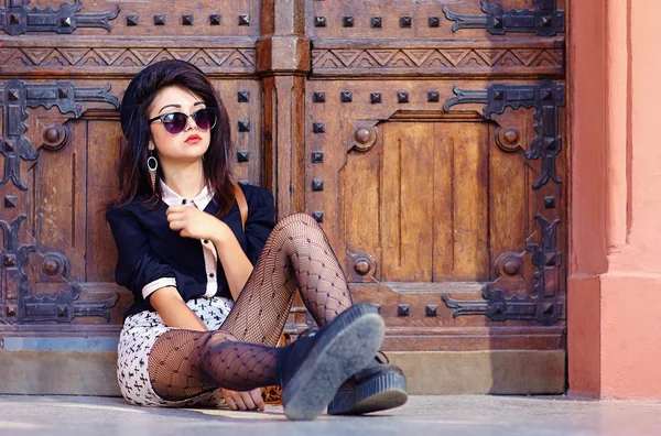 Extraordinary girl posing on the ground — Stock Photo, Image