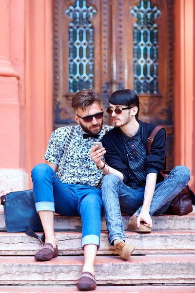 Twee mannelijke vrienden zitten in café — Stockfoto