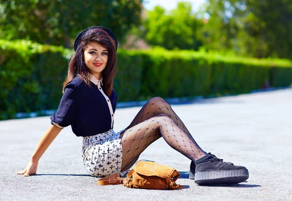 Garota jovem e atraente posando na rua — Fotografia de Stock