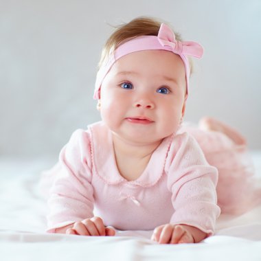 pembe elbiseli güzel bebek kız