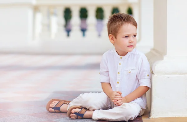 Portret van schattige jongen in lichte kleding — Stockfoto