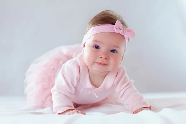 Mooie babymeisje in roze jurk — Stockfoto