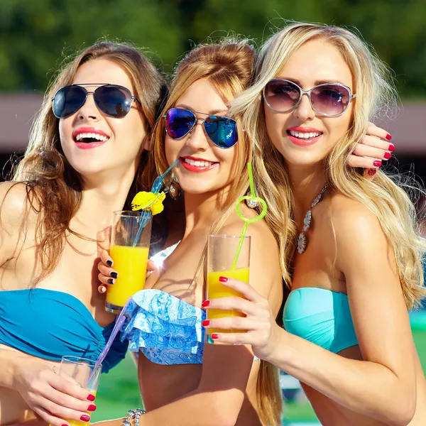 Happy girls with beverages on summer party — Stock Photo, Image